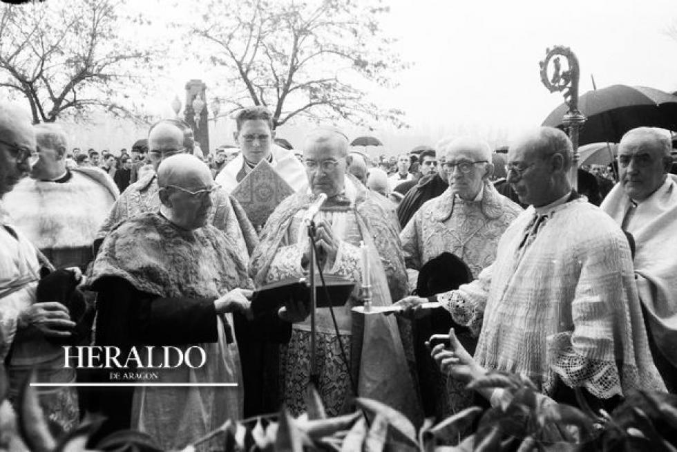 Se cumplen 54 años de la bendición de las dos últimas torres de la Basílica del Pilar de Zaragoza. En la foto, el cardenal arzobispo de Tarragona, don Benjamín de Arriba y Castro y otros prelados, bendicen una de las torres.