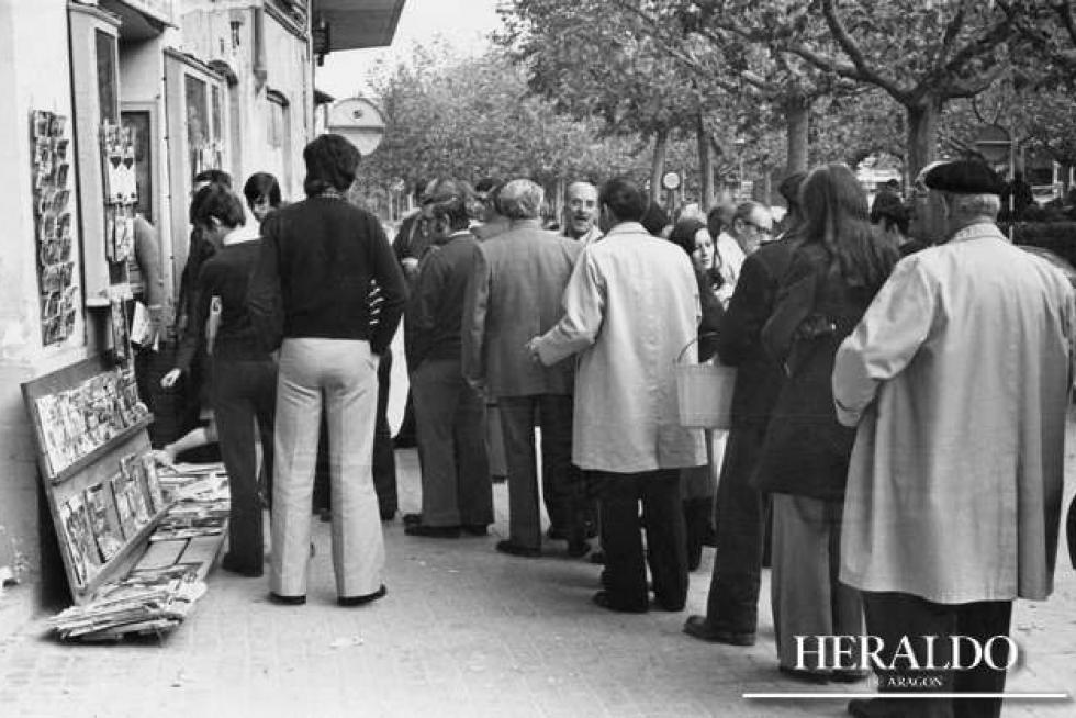 Fila para comprar un ejemplar de Heraldo de Aragón en un punto de venta en Calatayud el 20 de noviembre de 1975, día de la muerte del dictador Francisco Franco