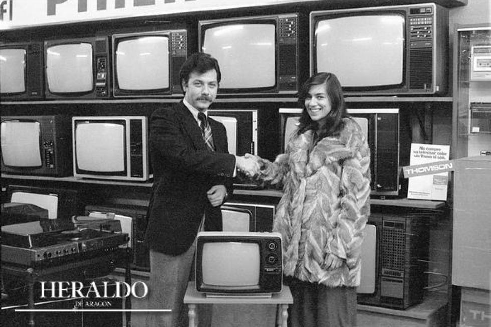 La ganadora de un concurso de Radio Zaragoza recibe su premio, un flamante televisor, en un establecimiento zaragozano en diciembre de 1979