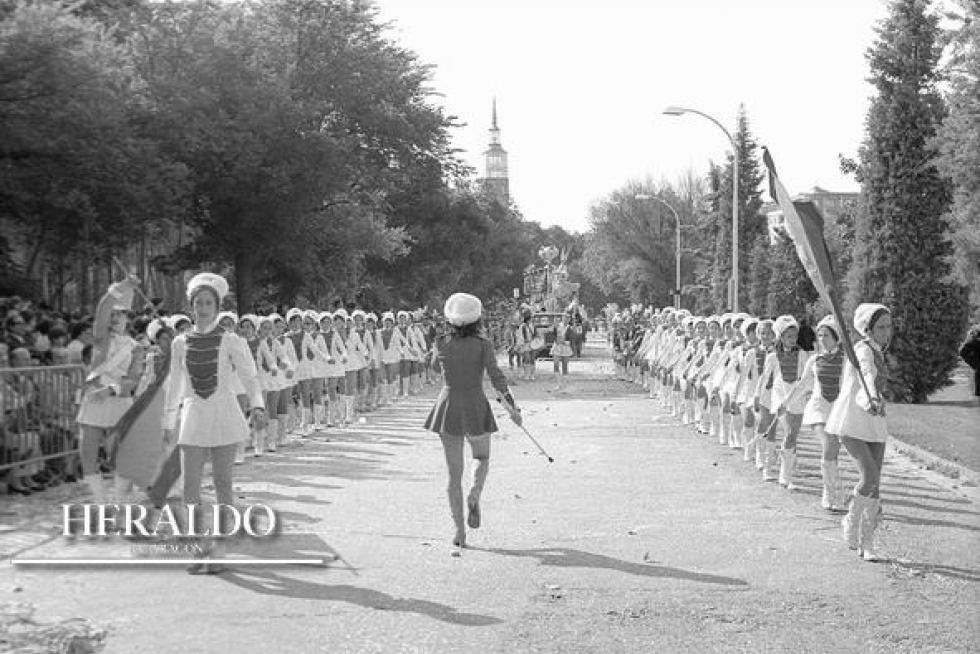 Desfile de majorettes durante las fiestas de la Primavera de Zaragoza en 1976