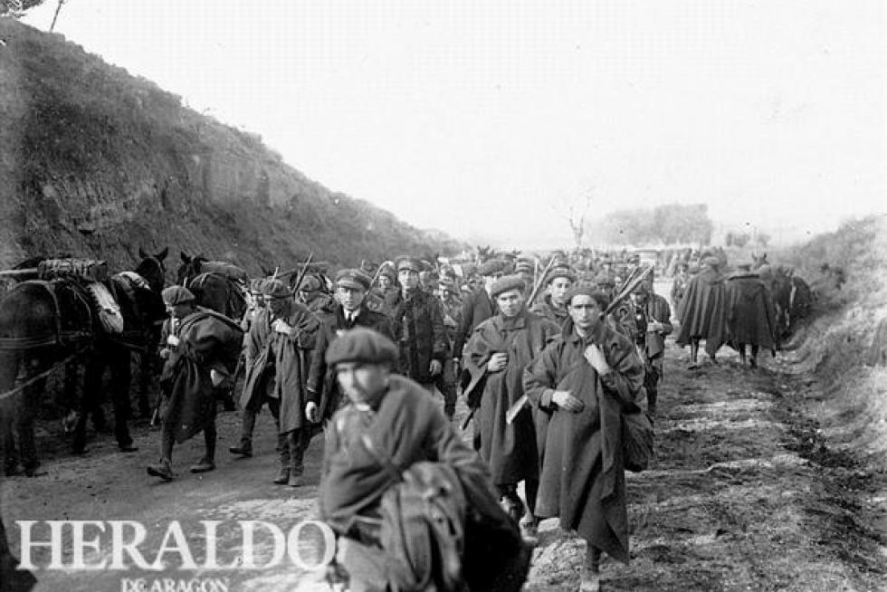 El 12 de diciembre de 1930, los capitanes Galán y García Hernández, al mando de varios militares de la guarnición de Jaca, se sublevan contra el Gobierno, proclamando la República. En la imagen, soldados y civiles, hechos prisioneros tras la sublevación, son conducidos por carretera a Jaca.