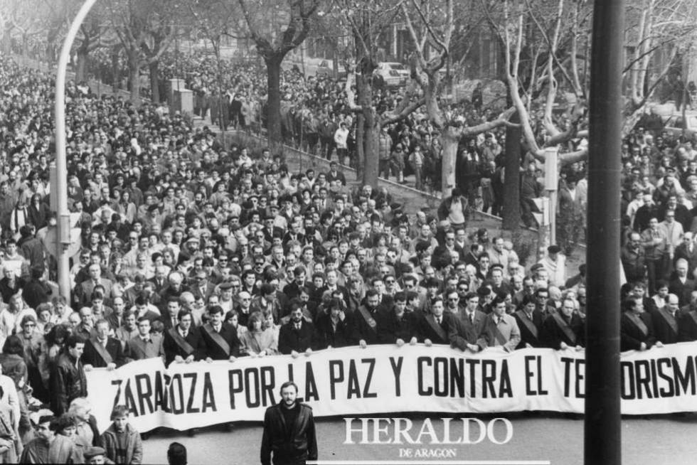 Más de 200.000 ciudadanos participaron el 13 de diciembre de 1987 en una multitudinaria manifestación de repulsa bajo el lema 'Zaragoza por la paz y contra el terrorismo', por el atentado de ETA a la casa cuartel de la Guardia Civil de la avenida de Cataluña dos días antes, donde murieron once personas (cinco de ellas menores). En la imagen, la cabeza de la manifestación integrada por las primeras autoridades aragonesas.