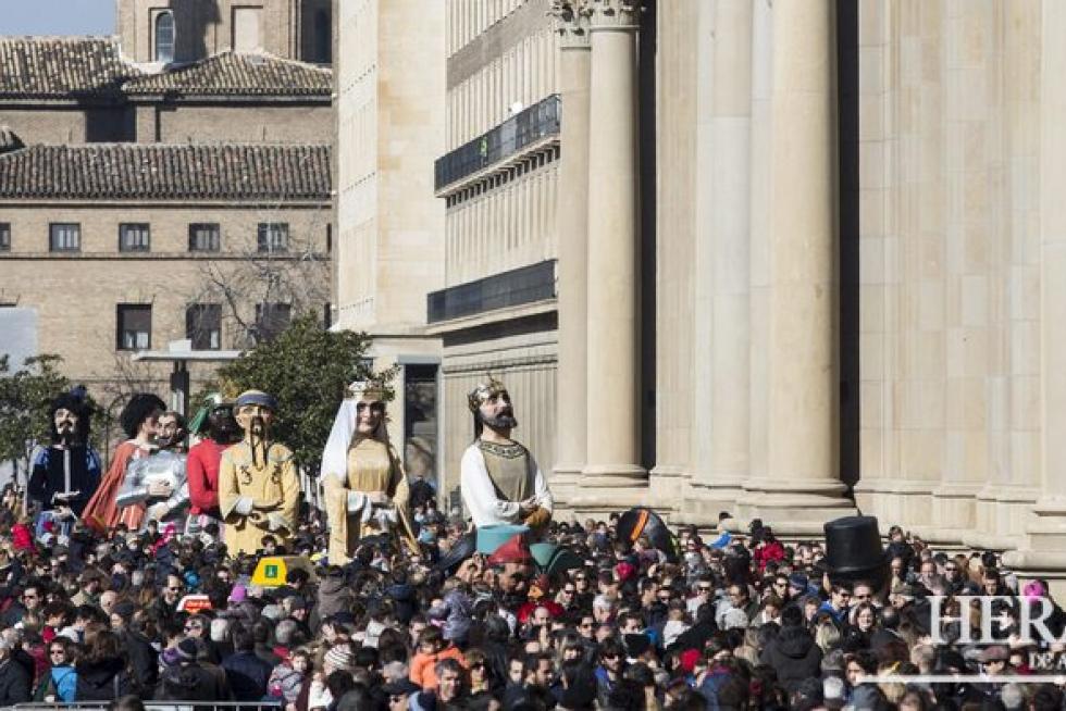 Festividad de San Valero en la plaza del Pilar de Zaragoza con los gigantes y cabezudos.