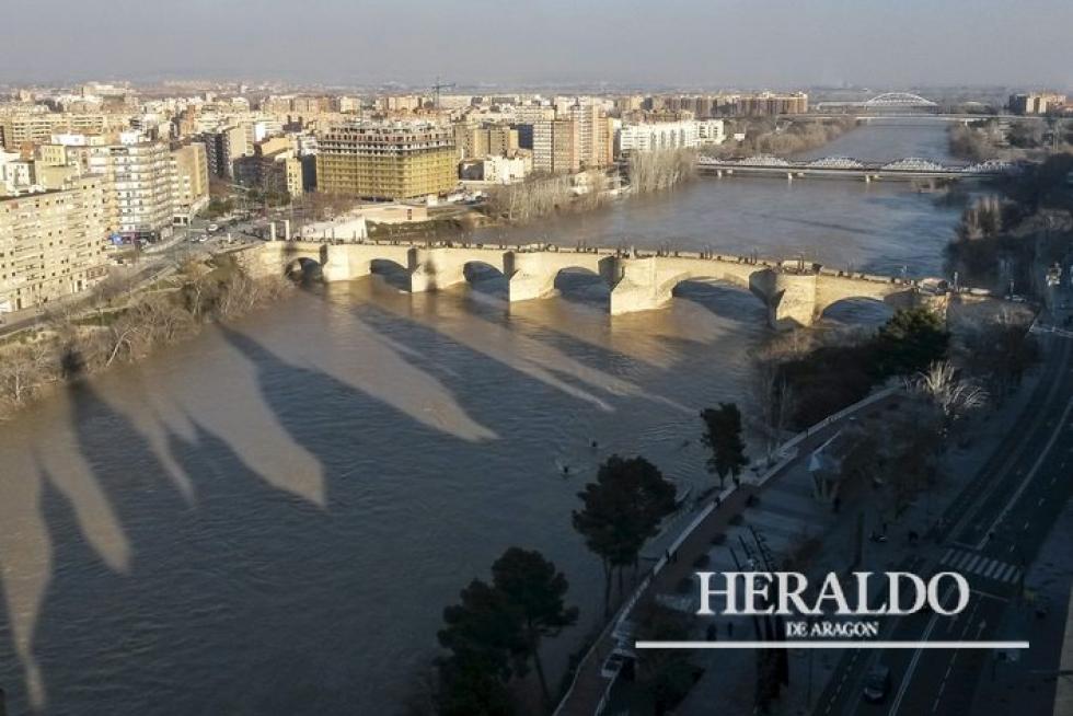 La tercera riada del Ebro en tres semanas llegaba a Zaragoza el 19 de febrero de 2015. En la imagen, la crecida del Ebro vista desde una torre de la Basílica del Pilar.