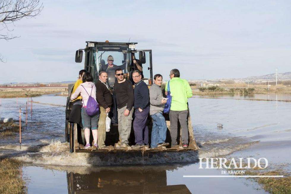 Riada del Ebro a su paso por la provincia de Zaragoza. El 1 de marzo vecinos de Boquiñeni se suben a un tractor para que los lleven al municipio y poder ver el estado de sus casas.