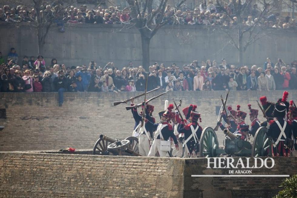 Numeroso público presenció la recreación de los Sitios de Zaragoza en el palacio de la Aljafería el 8 de marzo de 2015.