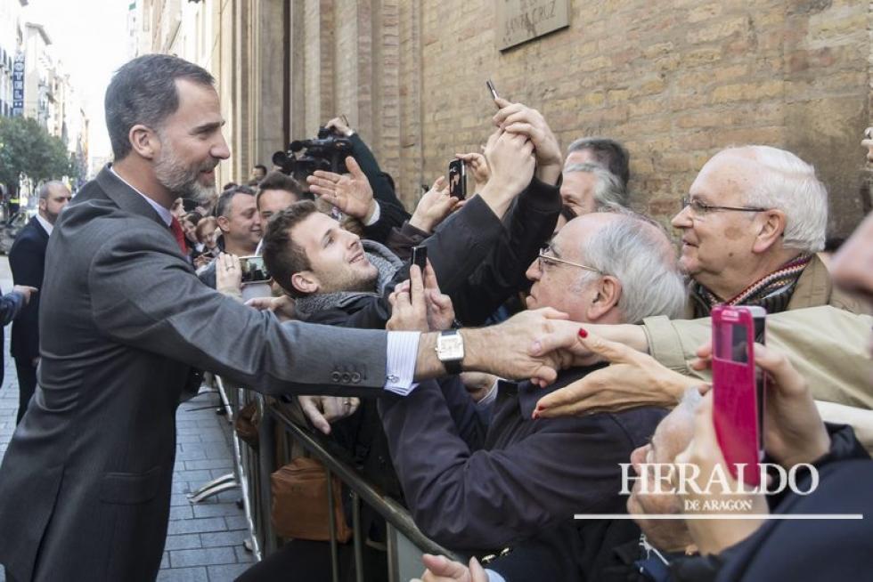 El 10 de marzo de 2015 el rey Felipe VI inauguró, junto a la reina, la muestra del Museo Goya colección Ibercaja (antiguo Museo Camón Aznar). En la imagen, un joven aprovecha para fotografiarse con el rey Felipe VI a la salida del museo.