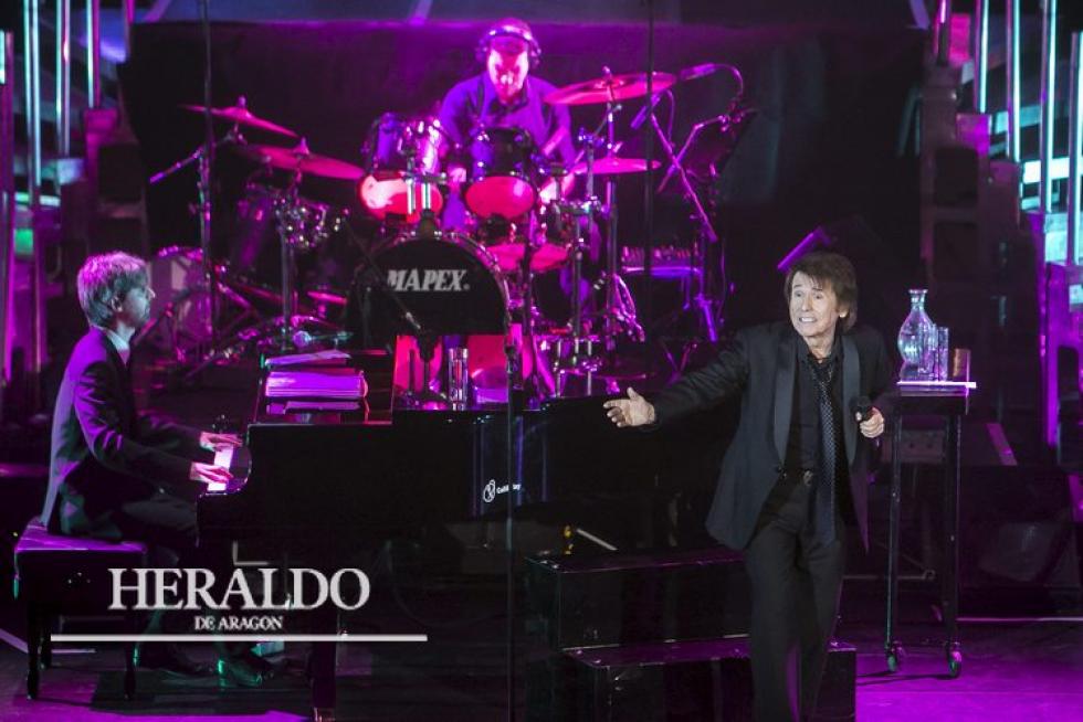 Raphael en el concierto que ofreció en la sala Mozart del Auditorio de Zaragoza el 20 de marzo de 2015.