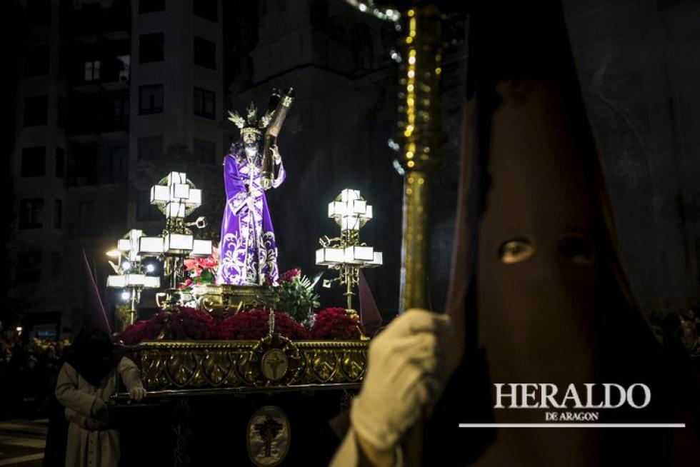 Miércoles Santo en Zaragoza: Procesión del Encuentro de Jesús Camino del Calvario y la Virgen de los Dolores en la plaza del Pilar de Zaragoza. La cofradía de Jesús Camino del Calvario partió de la iglesia de Santa Engracia y bajó por la calle Costa hacia el Pilar.