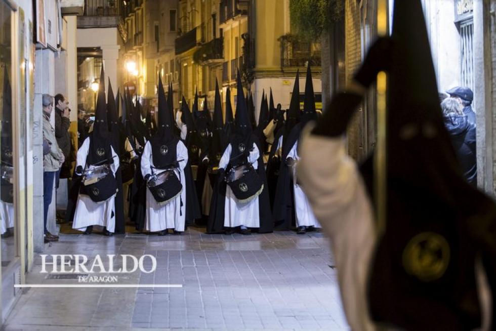 Miércoles Santo en Zaragoza. La cofradía de Jesús de la Humillación María Santísima de la Amargura, San Felipe y Santiago el Menor en la procesión de María Santísima de la Amargura. Los tambores de la Humillación acompañaron a la Virgen de la Amargura durante la procesión que recorrió numerosos escenarios del Tubo zaragozano el 1 de abril de 2015.