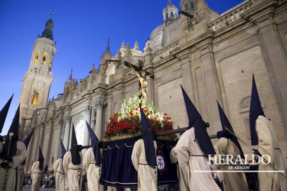 Semana Santa en Zaragoza. Procesión del Santo Entierro en la plaza del Pilar.
