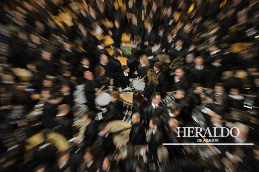 Noche de estruendo en la Semana Santa de Híjar: En el mismo instante en el que el reloj marcó la medianoche, los más de 1.500 bombos y tambores concentrados en la plaza de Híjar rompen la hora.