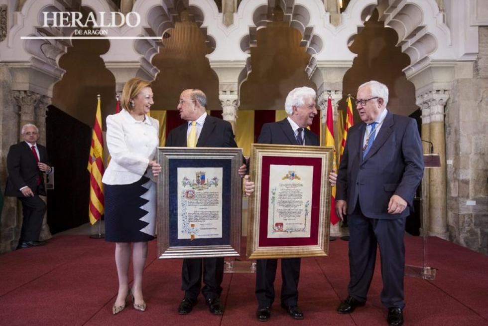 Acto institucional del Día de Aragón en las Cortes de Aragón el 23 de abril. En la imagen, Luisa Fernanda Rudi y José Ángel Biel con los galardonados José Antonio Escudero (Premio Aragón 2015) y Fernando García Vicente (Mellada de las Cortes).