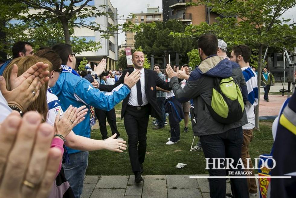 El entrenador del Real Zaragoza, Ranko Popovic, camino de La Romareda, en el pasillo que le ofreció la afición antes del partido ante el Numancia el 26 de abril. El Real Zaragoza ganó 1-0
