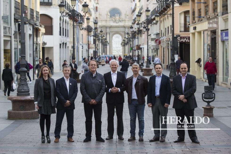 Fin de la campaña de las elecciones municipales del 24 de mayo en Zaragoza: Los candidatos a la alcaldía de Zaragoza, Elena Martínez (Ciudadanos), Pedro Santisteve (Zaragoza en Común), Carlos Pérez Anadón (PSOE), Eloy Suárez (PP), Juan Martín (CHA), Xavier de Pedro (PAR) y Jesús López (UPyD), en la calle Alfonso.