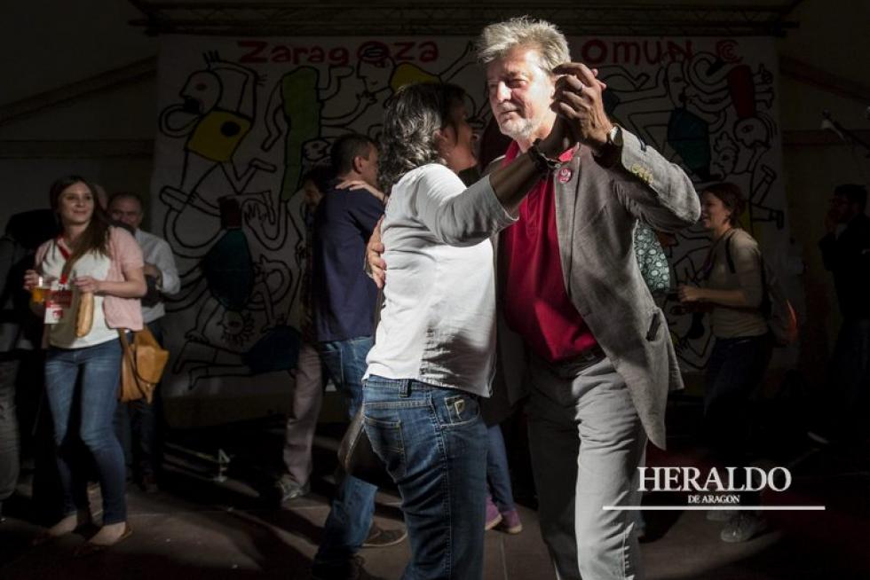 Pedro Santisteve celebra los resultados de las elecciones municipales del 24 de mayo en Zaragoza en el resto de su lista.