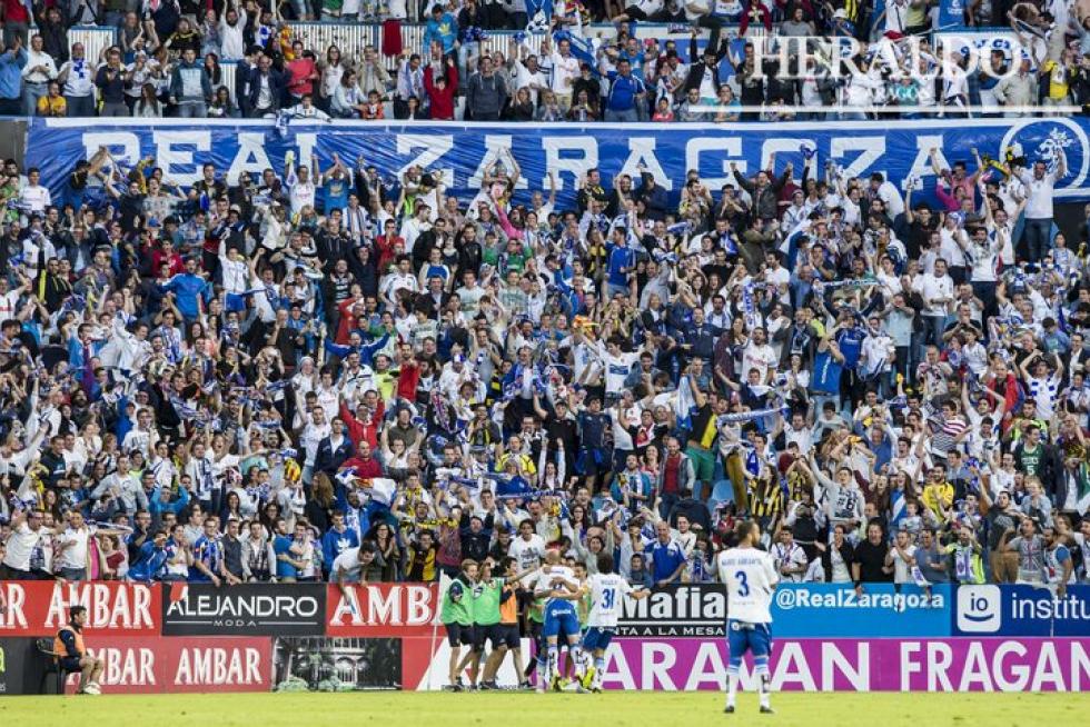 Los jugadores y la afición del Real Zaragoza celebran la victoria, en la fase de ascenso a Primera División, del partido Real Zaragoza 3 - Las Palmas 1, el 17 de junio.