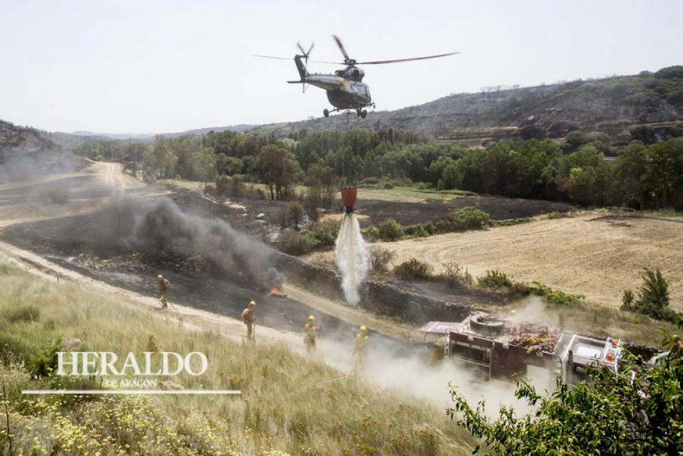 Labores de extinción en el incendio de las Cinco Villas el 7 de julio. Los brigadistas tuvieron que apagar un foco que se reavivó junto a las casas de Asín.