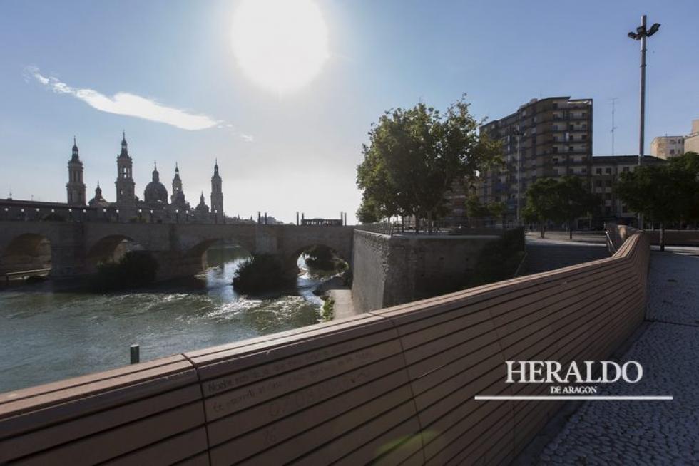 Vista del Balcón de San Lázaro de Zaragoza, con el puente de Piedra y la basílica del Pilar al fondo, el 20 de julio.