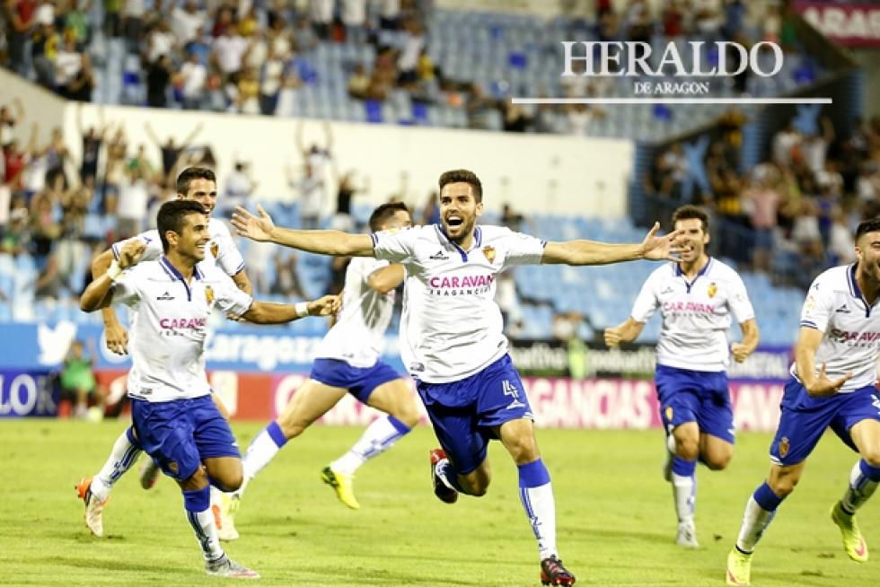 El jugador del Real Zaragoza, Cabrera, extiende los brazos exultante tras marcar el gol que certificó la primera victoria del Zaragoza esta temporada ante el Almería (3-2) el 29 de agosto en La Romareda.