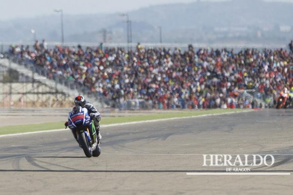 Gran Premio de Aragón en Motorland, Alcañiz: El piloto de Yamaha, Jorge Lorenzo, en la recta de meta del circuito de Motorland, celebrando la segunda victoria consecutiva en Aragón, el 27 de septiembre.