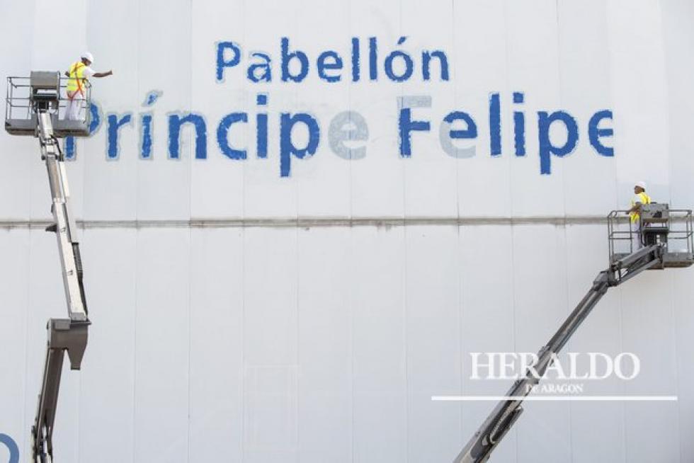 Comienzan los trabajos de borrado del letrero del pabellón Príncipe Felipe de Zaragoza a pesar de la suspensión cautelar dictada por el juez sobre el cambio de nombre. La imagen corresponde al 1 de octubre en la que dos pintores ayudados por plataformas elevadoras comenzaron a borrar las letras del pabellón.