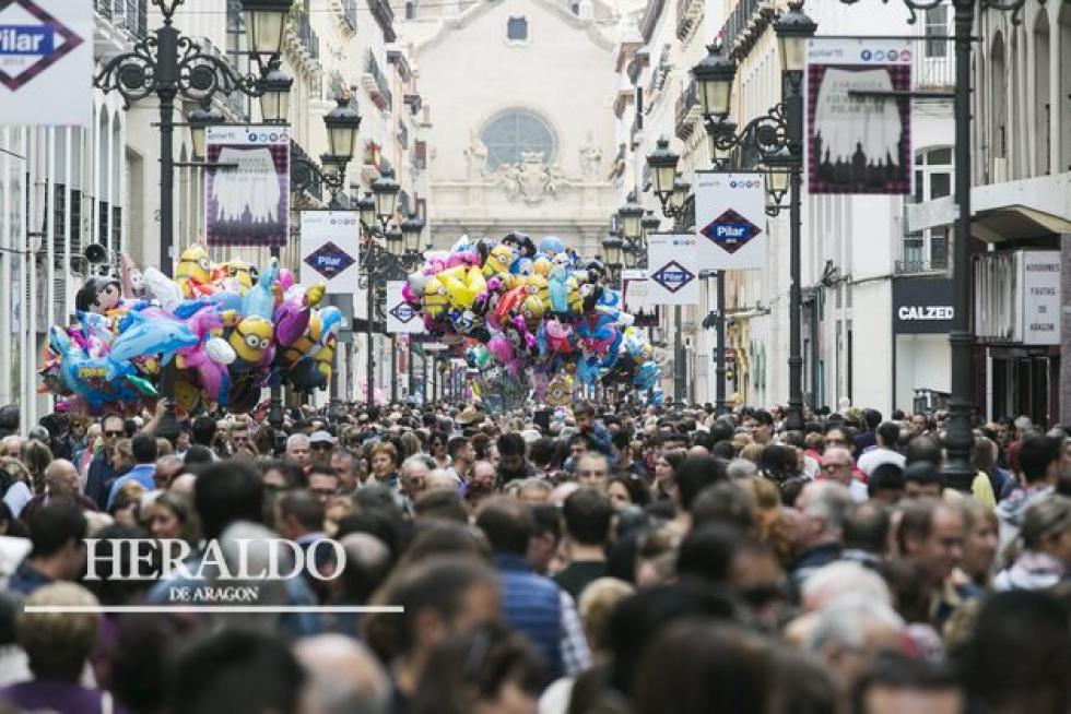 Ambiente pilarista en la calle Alfonso de Zaragoza. La imagen fue tomada el día 11 de octubre.