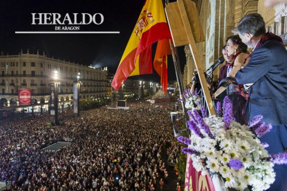 La pregonera, Carmen París, da el pistoletazo de salida a las fiestas del Pilar 2015, en una abarrotada plaza del Pilar, el 10 de octubre. En la imagen, la pregonera cantando junto al alcalde Pedro Santisteve y el concejal Fernando Rivarés.