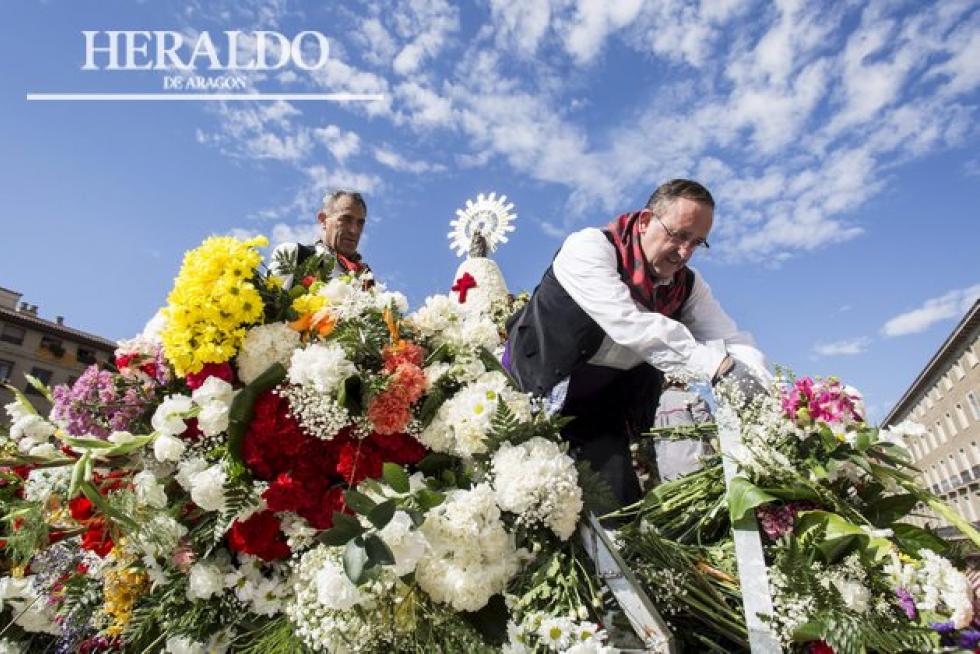 Ofrenda de flores a la Virgen del Pilar el 12 de octubre.