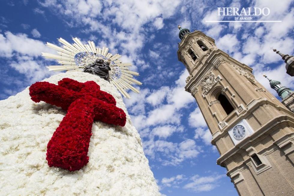 La Virgen del Pilar en todo su esplendor en el día grande de las fiestas.