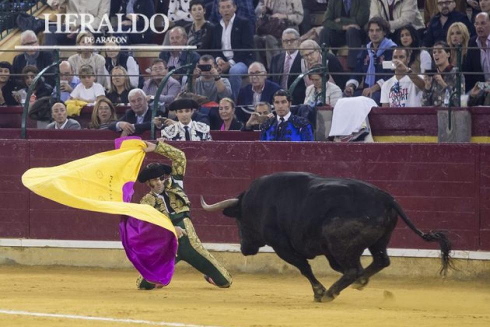 Tercera corrida de feria de las fiestas del Pilar en la plaza de la Misericordia de Zaragoza. En la imagen, Juan José Padilla.