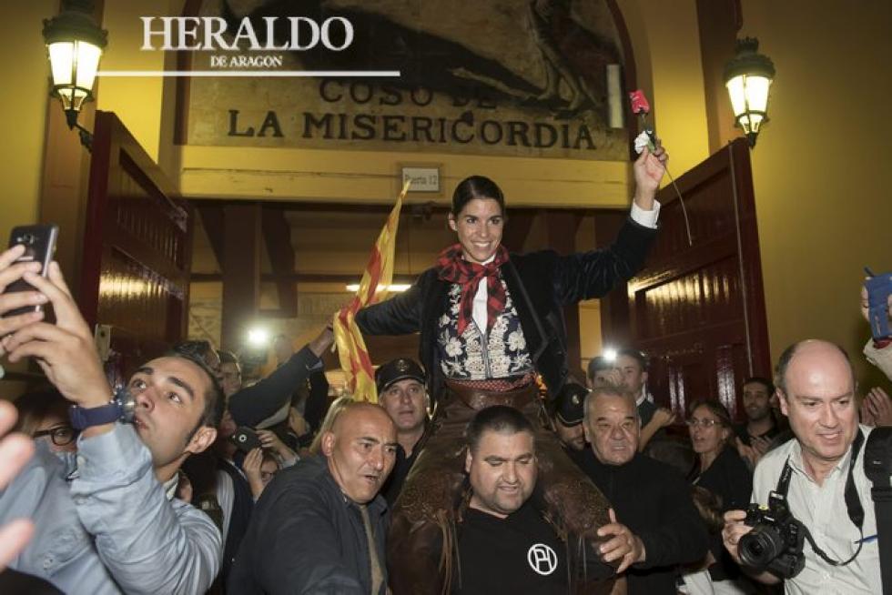 Corrida de rejones de las fiestas del Pilar en la plaza de la Misericordia de Zaragoza. En la imagen, Léa Vicens, primera mujer rejoneadora que sale por la puerta grande, el 18 de octubre.