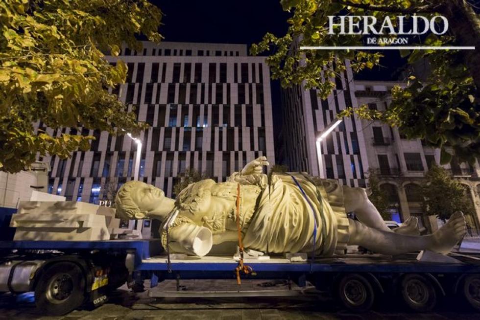 Descarga de la escultura de César Augusto, de 10 metros de altura, en la plaza de España de Zaragoza, para instalarla en Puerta Cinegia.