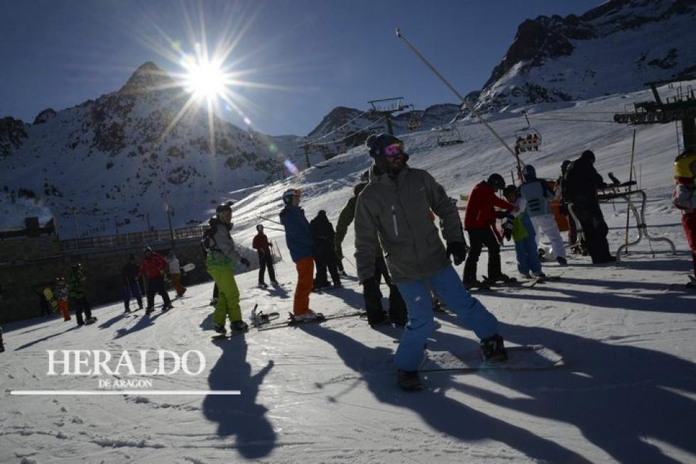 Esquiadores en la estación de esquí de Formigal durante el puente de la Constitución.