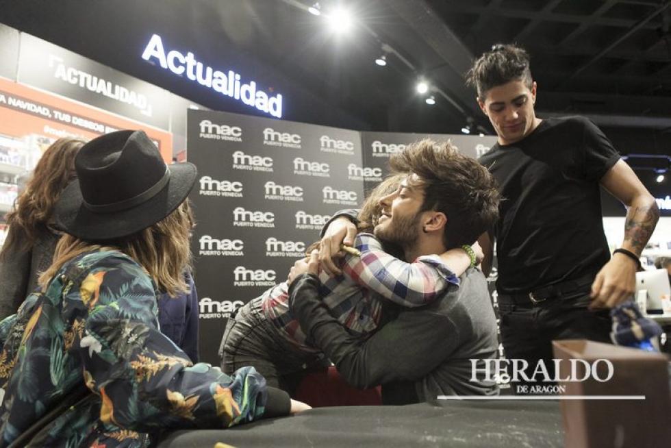 El grupo Auryn firmando discos en la FNAC de Puerto Venecia de Zaragoza el 12 de diciembre.