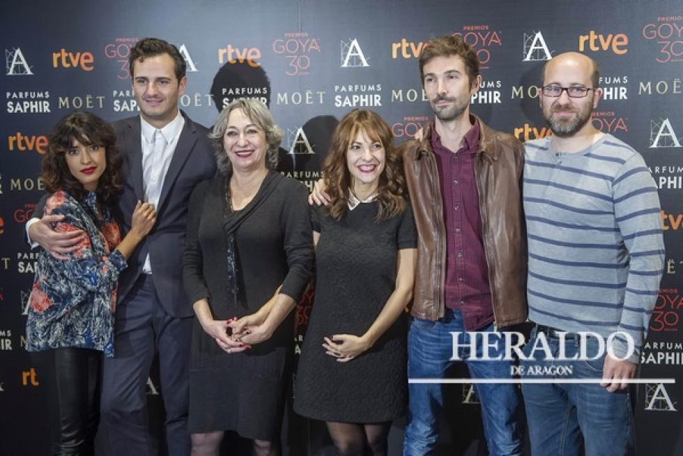 La película de la aragonesa Paula Ortiz, 'La novia', se consagra con 12 nominaciones a los Premios Goya. En la imagen, Inma Cuesta, Asier Etxeandia, Luisa Gavasa, Paula Ortiz, Álex Lafuente y Javier García Arredondo, en la Academia de Cine, tras conocer las nominaciones a los Goya el 14 de diciembre.