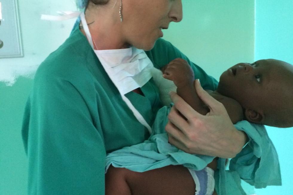 Fotografías facilitadas por A.F., miembro del proyecto, de una misión humanitaria en Tanzania