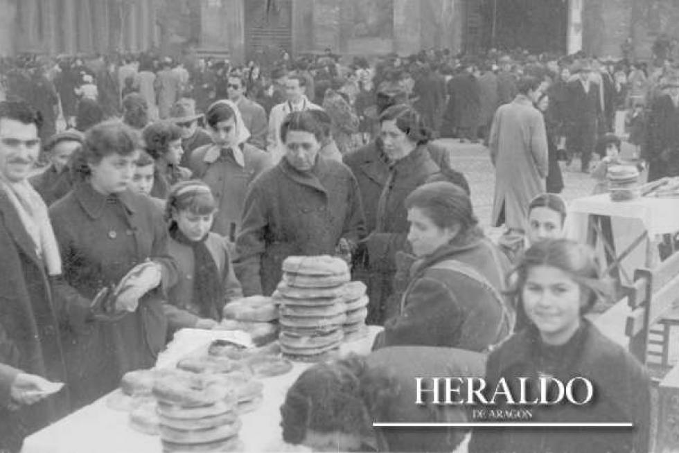Celebración del día de San Valero en 1953. Venta de roscones en la plaza de La Seo