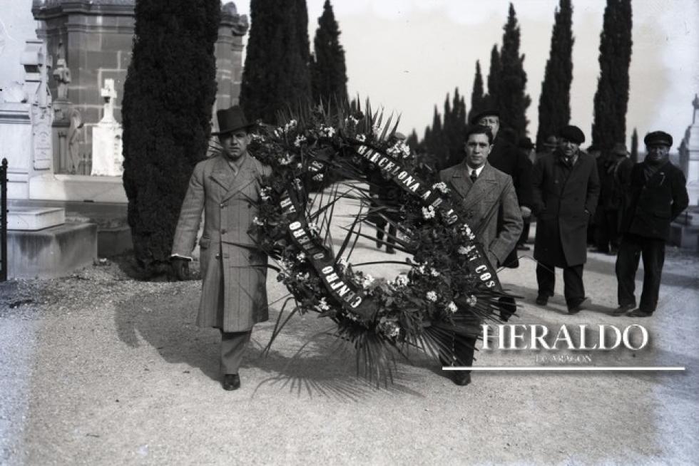 Hoy, 8 de febrero, se cumplen 105 años de la muerte de Joaquín Costa. En la foto podemos ver un homenaje realizado en el aniversario de su muerte en el cementerio de Torrero, en la década de los años veinte