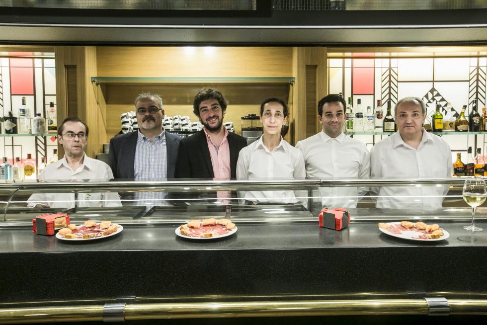 Magín Tomás, José Manuel Elías, Víctor Lasheras, María Bonel, David Jiménez y José Luis Tello, detrás de la barra del nuevo San Siro. asier alcorta