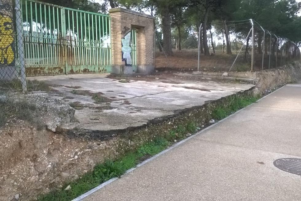 Arreglaron la antigua carretera de Madrid hace unos años pero el acceso que había al antiguo Centro de Menores de Valdefierro lo dejaron con ese escalón y así sigue. Foto: Francisco Machín