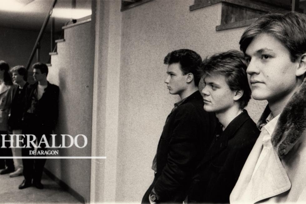 El 10 de marzo de 1985 Héroes del Silencio ofreció su primer concierto en las matinales del Cine Pax en Zaragoza. En la fotografía, unos jóvenes Enrique Bunbury y los hermanos Pedro y Juan Valdivia. Comienza la leyenda.