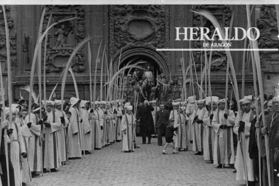 Domingo de Ramos en 1944 en Zaragoza. Procesión de la cofradía de la Entrada de Jesús en Jerusalén a las puertas de la iglesia de San Cayetano.