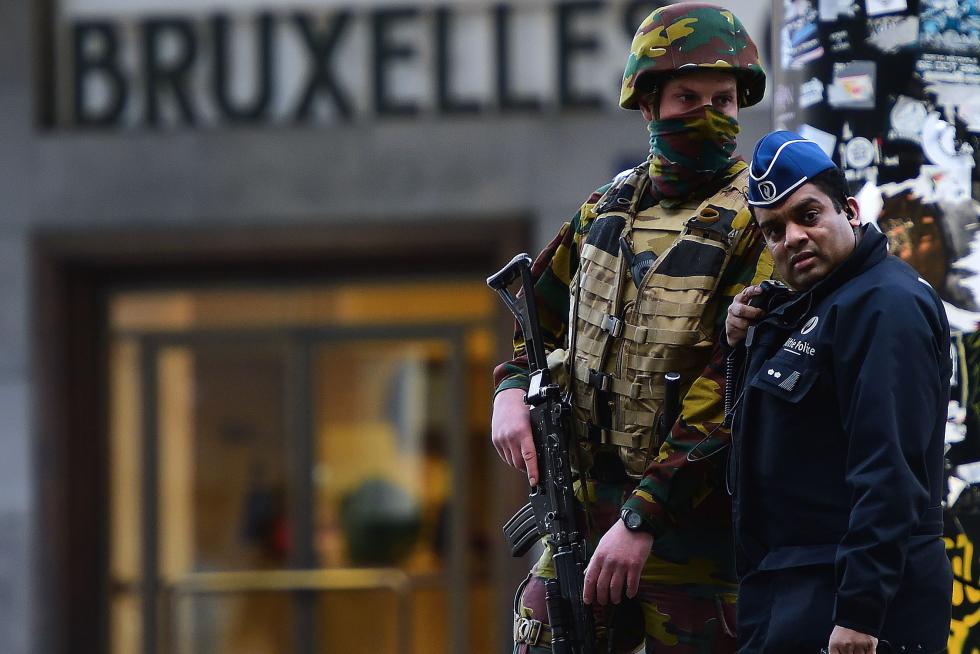 Las fuerzas de seguridad belgas desplegadas en Bruselas tras los atentados de este martes.