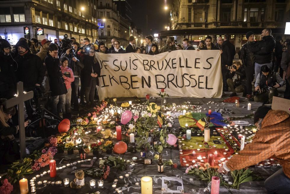 Varias personas se reúnen en la plaza Bourse de Bruselas tras los atentados.