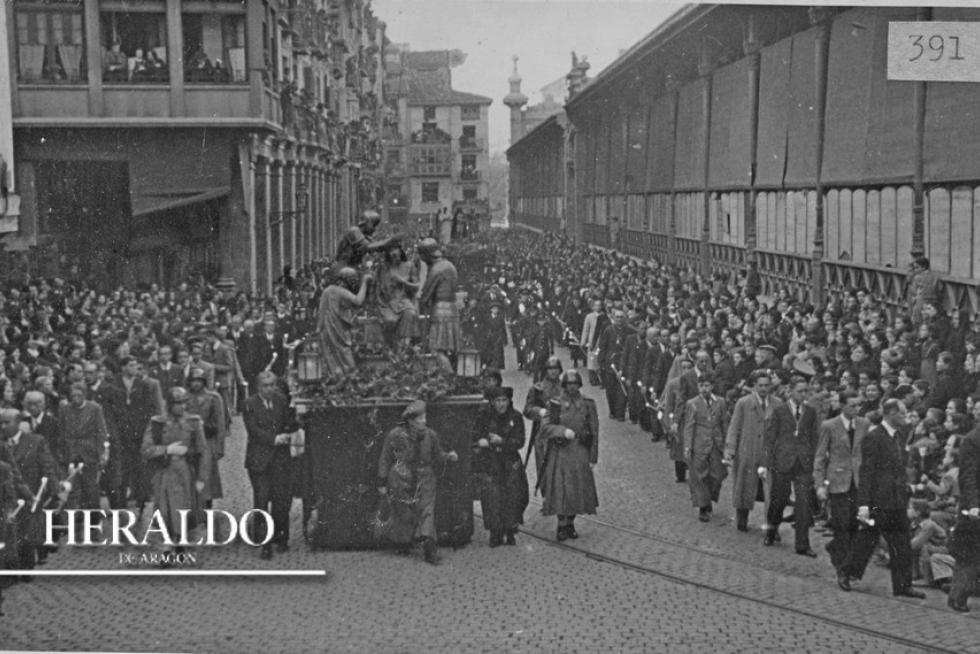 Viernes Santo de 1941 en Zaragoza. Paso de la Coronación de Espinas, a su paso por el Mercado Central y custodiado por guardias de asalto, en la Procesión del Santo Entierro