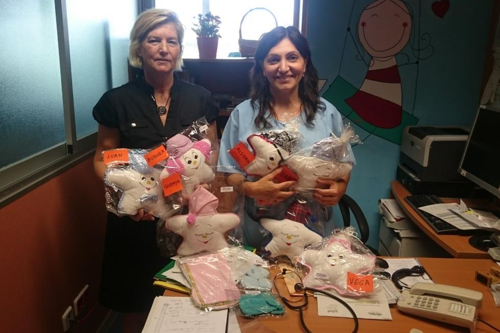 Elena Fuertes (d), supervisora de la UCI neonatal del Hospital Infantil, junto a la colaboradora de Estelar, Amparo Mur.