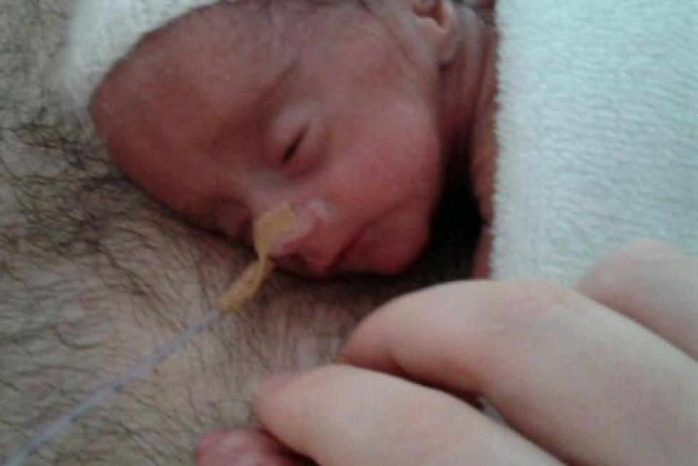 La primera niña de Estelar, con un gorrito donado por la asociación.