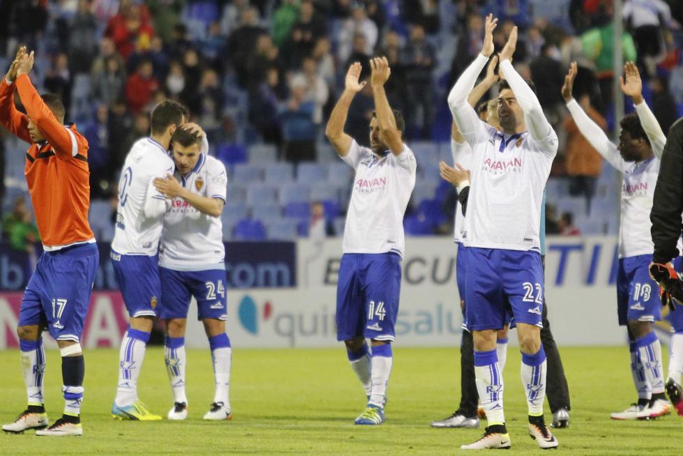 Los jugadores del Real Zaragoza agradecen el apoyo a la afición tras la victoria contra el Alcorcón