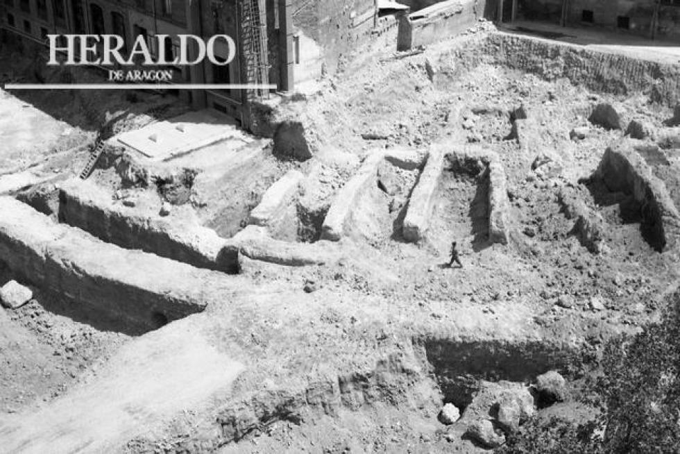 En un solar de la calle de la Verónica, propiedad de la Caja de Ahorros y Monte de Piedad de Zaragoza, Aragón y Rioja, aparecen unas colosales piedras. HERALDO DE ARAGÓN dio la primicia sobre la aparición del Teatro Romano de Cesaraugusta el 30 de abril de 1972.